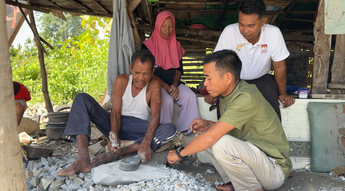 KOMUNITAS PEMECAH BATU